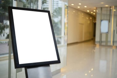 Reklam panosu resepsiyon alanının yakınındaki otel binasının içinde maket yapıyor. İçi boş bir bilgi panosunun şablonu, bir şehrin afiş sahibi ve poster sahibinin maketi.