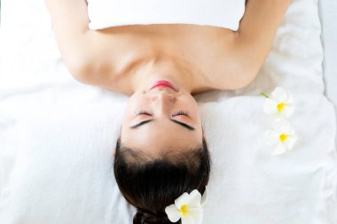 Beyaz bornozlu kadınlar vücut tedavisinden, spa ameliyatlarından, güzellik salonundan memnun olan müşterilerden sonra mutlu olurlar.