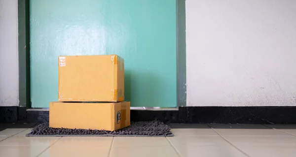ドアの前に置かれた小包箱 大流行の流行の間の隔離 非接触配達 家にいる オンラインショッピング — ストック写真