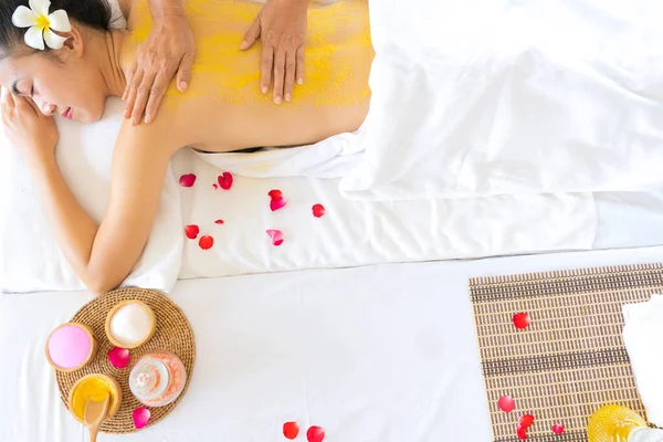 Schöne Lächelnde Frau Mit Blumen Die Sich Vor Der Massage — Stockfoto