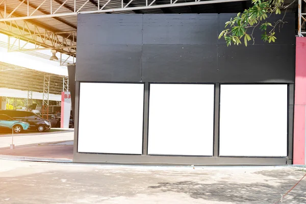 新广告的空白广告牌 早上在一个城市里模仿商店的空旷街道橱窗 — 图库照片