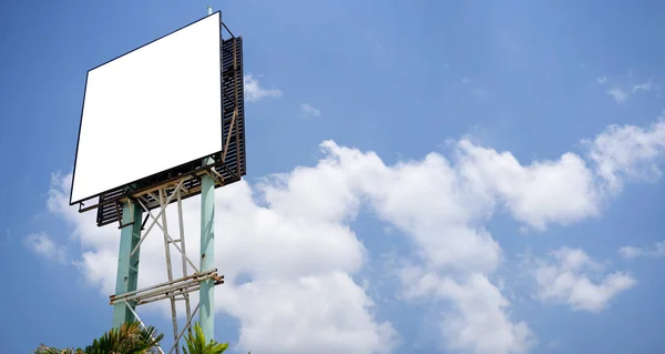 空白广告牌准备用来模仿城市背景下的广告 白板空白 有空间添加自己的文字 户外广告和商业概念 — 图库照片