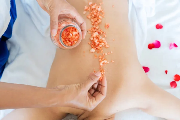 Masseuse Handen Massage Terug Salon Van Schoonheid Van Vrouw Doen — Stockfoto