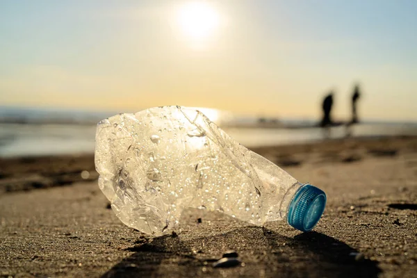Deniz Kıyısındaki Plastik Şişe Taş Zemin Uzun Ömürlü Çöp Konseptini — Stok fotoğraf