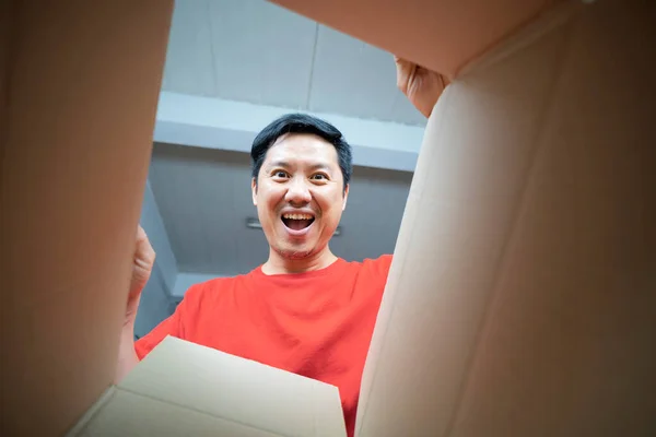 Sorrindo Homem Abrindo Uma Caixa Papelão Olhando Para Dentro Deslocalização — Fotografia de Stock