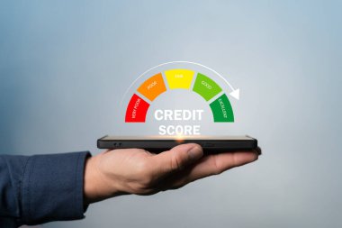 Finansal performans, kişisel finansman, kredi uygunluğu, bankacılık risk değerlendirmesi ve çevrimiçi kredi yönetimi kavramını temsil eden kredi derecelendirme ölçer ile el ele tutuşan akıllı telefon.