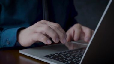 Yapay zeka ve renkli analitik grafikler, grafikler ve dizüstü bilgisayarın üstündeki sanal ekranlarda gösterilen simgelerle dijital pazarlama kavramı, veri odaklı pazarlamayı, çevrimiçi stratejiyi sembolize ediyor..