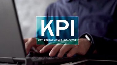 İş performansını ve verimliliğini ölçmek için analitik, finans, hedef ve takım iletişimi için işadamı ve KPI simgeleri üzerinde çalışan iş adamlarının başlıca performans göstergesi kavramı
