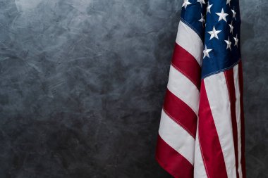 Siyah Arkaplanda Amerikan Bayrakları. Amerikan bayrakları, vatanseverliği ve ulusal bayramları simgeleyen mavi bir arkaplan çerçevesi çiziyor. Görünür yıldız ve çizgilerle yavaşça dalgalanan Amerikan bayrağı