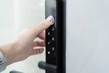 Akıllı kapı kilidi üzerindeki aydınlatma butonunu kapat. Güvenli erişim teknolojisini, güvenliği, modern yaşam kontrol dijital güvenlik sistemini, günlük yaşam sistemini sembolize ediyor..