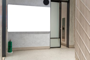 Boş modern koridor, reklam ve yol bulma için büyük boş tabela modeli, cam kapının yanında fotokopi alanı ve çağdaş bina içinde yangın söndürücü. Kesme yolu.