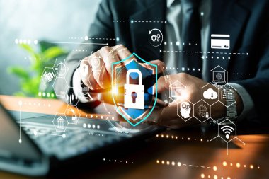 İş adamı dijital kalkan kilit arayüzlü akıllı telefon kullanıyor, online bankacılık, ödemeler ve bulut verilerini güvence altına alıyor. Siber güvenlik, gizlilik, kimlik doğrulama ve ağ koruması kavramı.