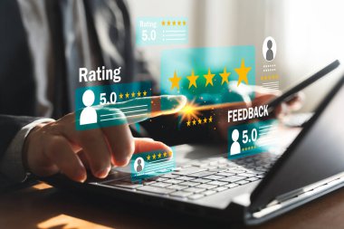 Hizmet kalitesi, itibar yönetimi ve kullanıcı deneyimi ölçümleri için dijital beş yıldız derecelendirme panelleri, müşteri geribildirim ve gözden geçirme sistemi kavramına sahip tablet ve laptop kullanan iş profesyoneli.