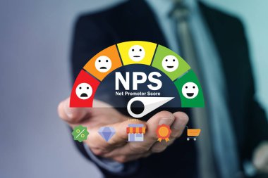 İş adamı elinde duygu simgeleriyle sanal NPS göstergesi tutuyor, müşteri memnuniyetini ölçüyor, pazarlama analitiği için sadakat ve perakende deneyimini ölçüyor, hizmet iyileştirme ve performans izleme.
