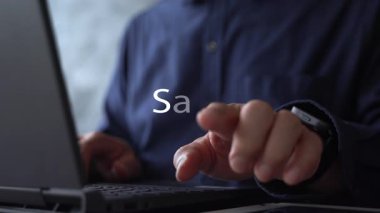 SaaS yazılımlı dizüstü bilgisayarı servis arayüzü ve bulut simgeleri olarak kullanan profesyonel bir iş adamı. Bulut hesaplama, abonelik platformu, veri güvenliği, ev sahipliği ve girişim teknolojisi kavramı.