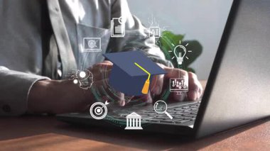 El bilgisayarda yapay zeka, mezuniyet şapkası ve dijital simgelerle yazı yazmak, çevrimiçi eğitimi, e-öğrenmeyi, beceri eğitimini, akademik analizi ve akıllı öğrenme teknolojisini sembolize ediyor.