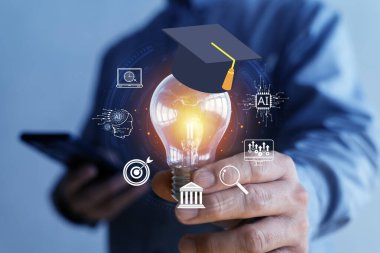 Mezuniyet şapkası ve yapay zeka arayüzü simgelerine sahip parlayan bir ampulü elinde tutan bir iş adamının yakın çekimi, edtech, dijital öğrenme, yenilik, bilgi, araştırma ve akıllı eğitim stratejisini temsil ediyor..