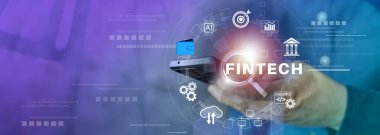 Bankacılık, AI, analitik, bulut, kodlama ve mobil ödemeler için dijital simgelere, finansal teknolojiyi, yeniliği ve çevrimiçi hizmetleri temsil eden akıllı telefona yakın plan.