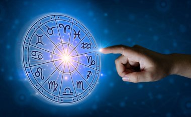 Burç dairesinin içinde burç işaretleri var. Astroloji gökyüzünde birçok yıldız ve ay ile astroloji ve burçlar kavramı