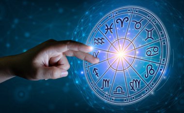 Burç dairesinin içinde burç işaretleri var. Astroloji gökyüzünde birçok yıldız ve ay ile astroloji ve burçlar kavramı