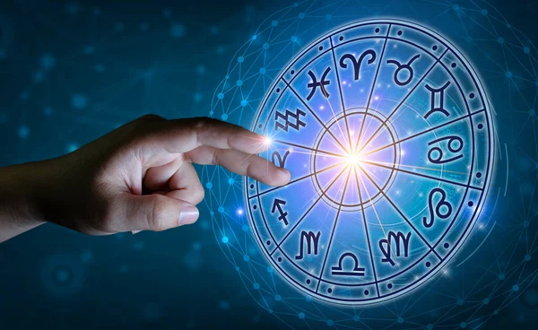 Burç dairesinin içinde burç işaretleri var. Astroloji gökyüzünde birçok yıldız ve ay ile astroloji ve burçlar kavramı