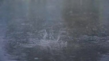 Yağmur yere yağıyor..