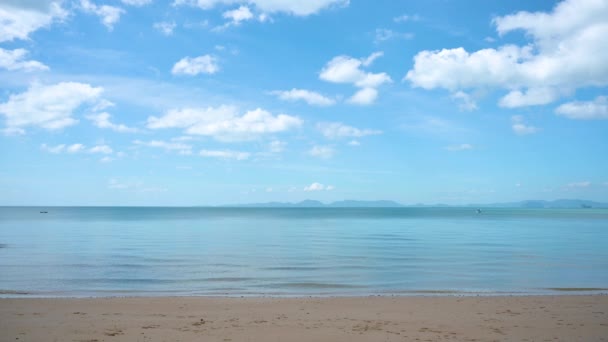 Pada hari ketika langit menjadi cerah dan laut menjadi tenang. — Stok Video