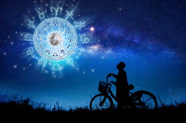 Burç dairesinin içinde burç işaretleri var. Astroloji gökyüzünde birçok yıldız ve ay ile astroloji ve burçlar kavramı