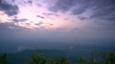 Dağ animasyon bulutları Nakhon Si Thammarat Chawang Bölgesi Tayland 'ın merkezinde.