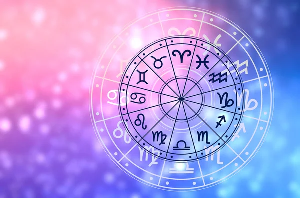 Burç dairesinin içinde burç işaretleri var. Astroloji gökyüzünde birçok yıldız ve ay ile astroloji ve burçlar kavramı