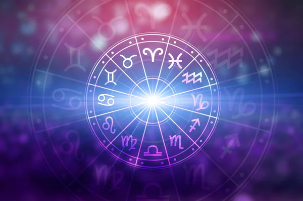 Burç dairesinin içinde burç işaretleri var. Astroloji gökyüzünde birçok yıldız ve ay ile astroloji ve burçlar kavramı