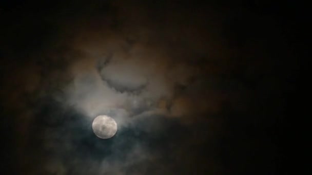 Le nuvole passarono attraverso la luna piena in una notte nuvolosa — Video Stock