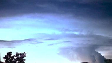 Yıldırım fırtınası alacakaranlıkta şiddetli bir şekilde. Karanlık fırtına bulutlarında şimşekler çakar. Fırtınadan önce kara bulutlar. Yıldırımlı sağanak, bulutlu arkaplan 4k