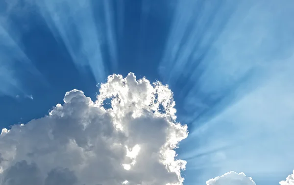 Beautiful Dramatic Cloud and Sky with sun rays — Stock Photo, Image