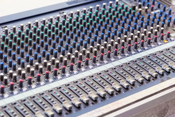 Audio Mixing Console close-up in selectieve aandacht. Rechtenvrije Stockfoto's