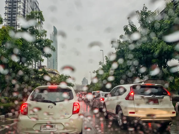 Jam sibuk berat lalu lintas dalam hujan Stok Lukisan  