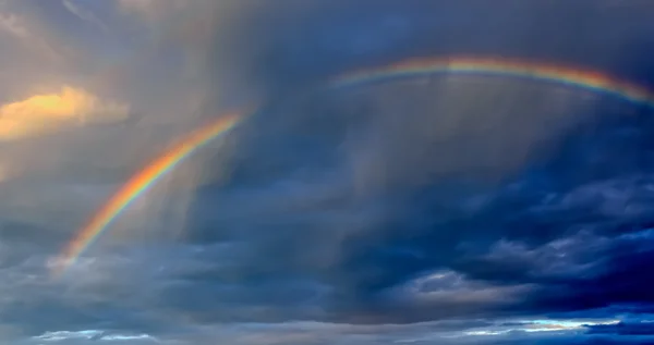 Regenboog in donkere wolk — Stockfoto