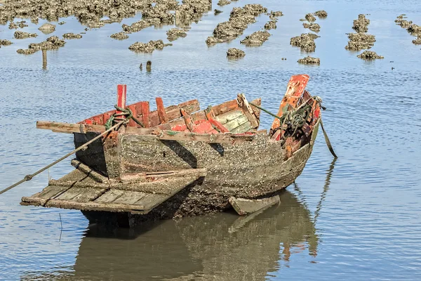 Barco de pesca destruído — Fotografia de Stock