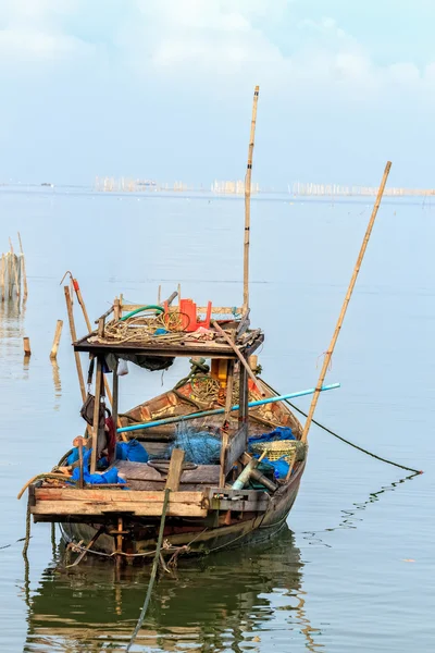 Kleines Fischerboot mit traditionellen Fischereiwerkzeugen, Thailand — Stockfoto