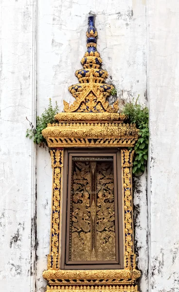 Oude Thaise traditionele venster in tempel — Stockfoto