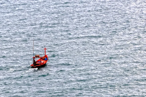 Balıkçı tekne denize yelken — Stok fotoğraf