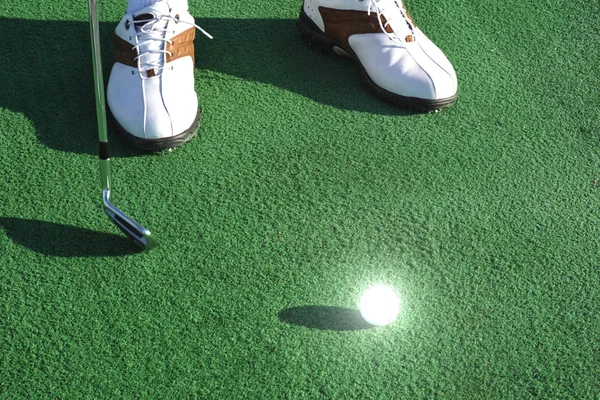 Golfbal op het groene veld — Stockfoto