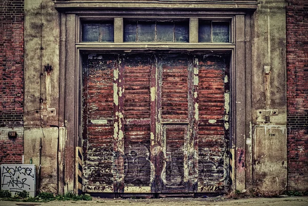 Velho ferro industrial e porta de madeira uma fábrica de máquinas Imagem De Stock