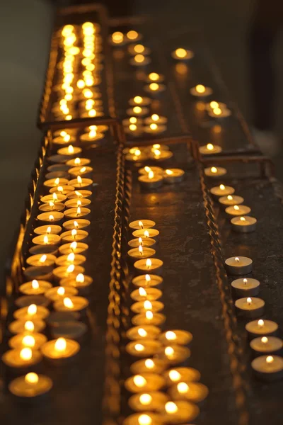 Velas encendidas en una iglesia católica — Foto de Stock