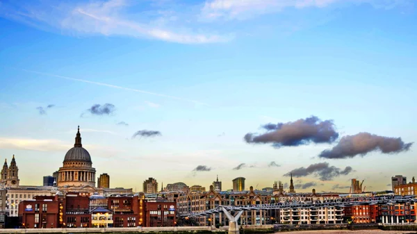 Londra, Inghilterra Cattedrale di St. Pauls e Millennium Bridge con i londinesi che camminano al tramonto — Foto Stock