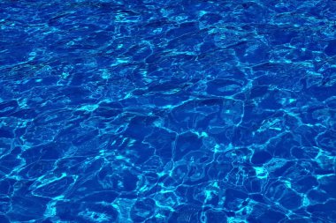Mavi yüzme havuzu dalgalı su ayrıntıları
