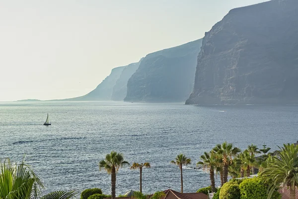 los gigantes kayalıklarla görünümü. Tenerife, Kanarya Adaları, İspanya