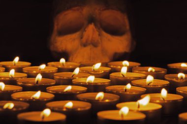 Mum yakıyorum. Yüzeyin derinliği. Geceleri bir sürü Noel mumu yanıyor. Soyut mum arkaplanı. Karanlık arka planda parlayan bir sürü mum alevi var. Yakın plan. Boş alan.