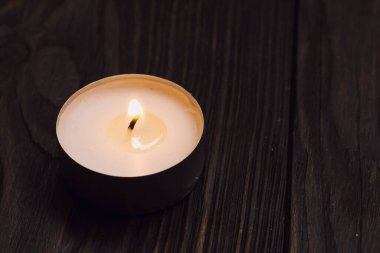 Mum yakıyorum. Yüzeyin derinliği. Geceleri bir sürü Noel mumu yanıyor. Soyut mum arkaplanı. Karanlık arka planda parlayan bir sürü mum alevi var. Yakın plan. Boş alan.