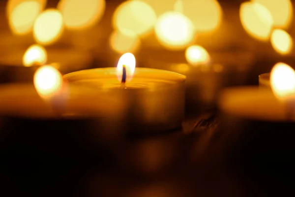 Burning Candles Shallow Depth Field Many Christmas Candles Burning Night — Stock Photo, Image